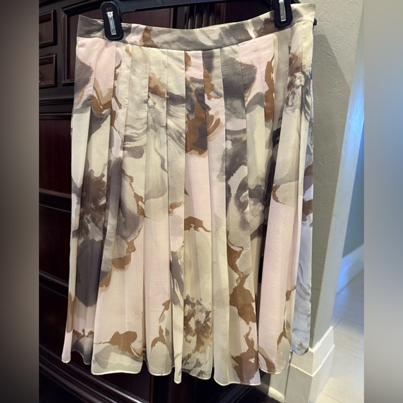Theory - Elegant Women's Pleated Silk Skirt - Cream and Brown Floral Print - Picture 3 of 8